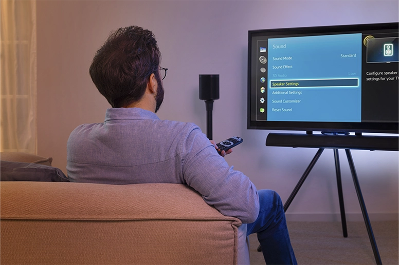 Soundbar hängt in einer Halterung unterhalb des Fernsehers.